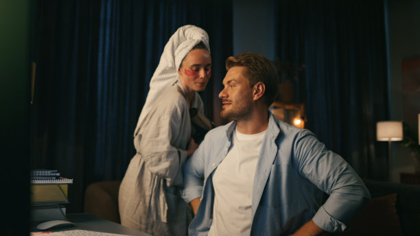 尴尬的家伙说视频通话特写。积极的女人让丈夫分心图片下载