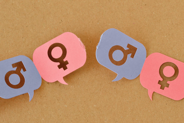 带有女性和男性性别符号的粉色和蓝色语音气泡断裂链-男女沟通差异的概念(性别沟通)图片下载
