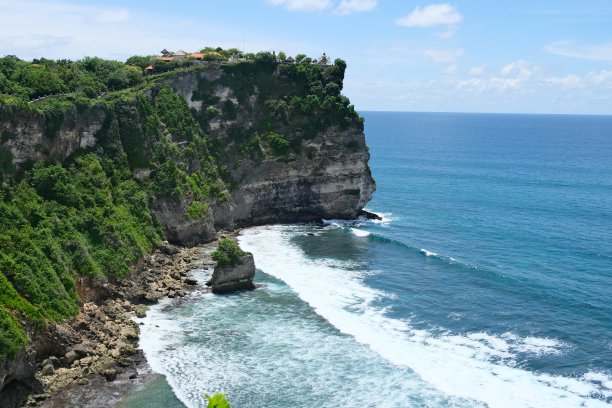 巴厘岛乌鲁瓦图海滩的动态海滨场景图片下载