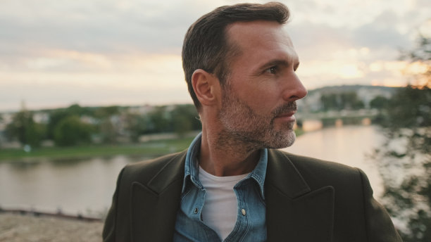 一个人站在河的背景下环顾四周图片下载