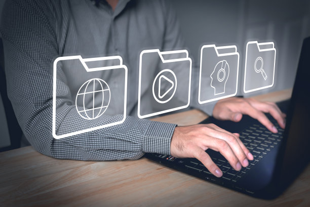 亚洲男性玩电脑或笔记本电脑在线观看社交媒体图片下载