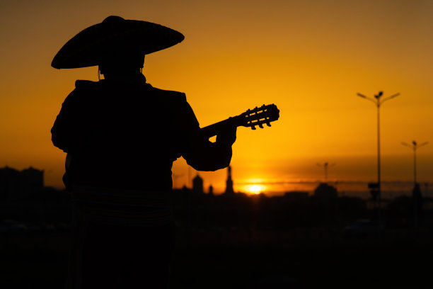 一个墨西哥音乐家的轮廓与吉他流浪乐队图片下载