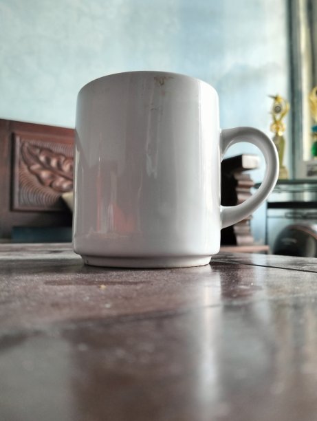 桌上有一杯水的肖像图片下载