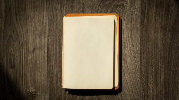 写字台上有空白页的记事本。高角度视图打开笔记本的文本复制空间。记笔记的概念。图片下载