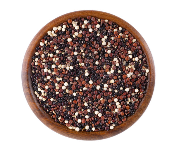 藜麦种子放在木碗里，分离在白色背景上。混合白、红、黑藜麦。前视图。图片下载
