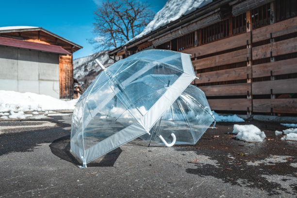 雨伞放在地板上图片下载