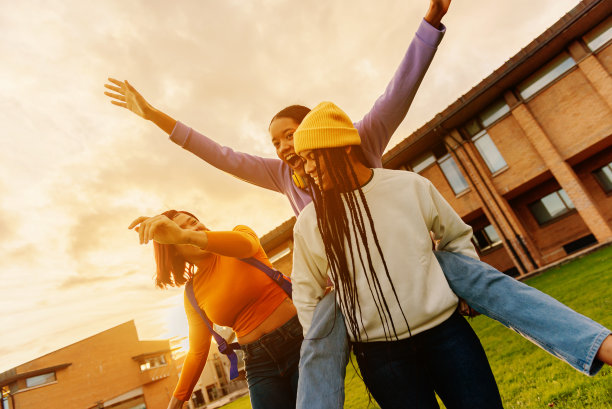 三个朋友一起玩得很开心图片下载