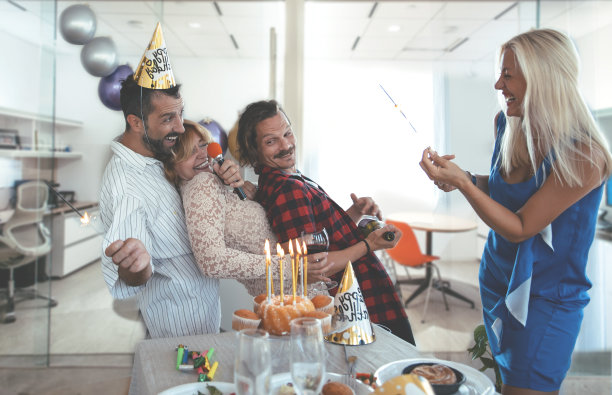 员工在办公室举办周年派对图片下载