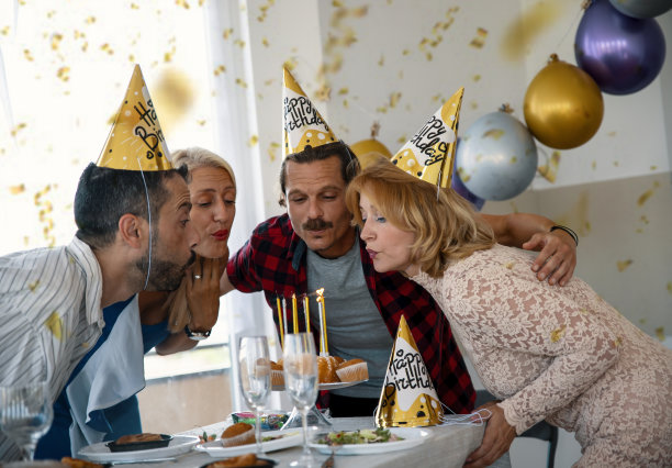 千禧一代庆祝朋友的生日图片下载