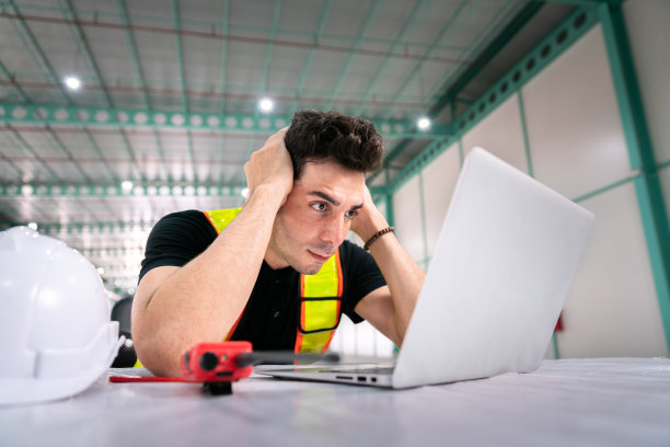 工业经理工程师在电厂仓库、工业能源和炼油业务的智能电动汽车太阳能电池屋顶仓库工厂处理问题并认真分析智能技术数据图片下载