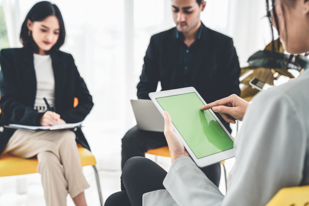 商务妇女在商务会议中熟练使用电脑在办公室。公司业务团队协作概念。图片下载