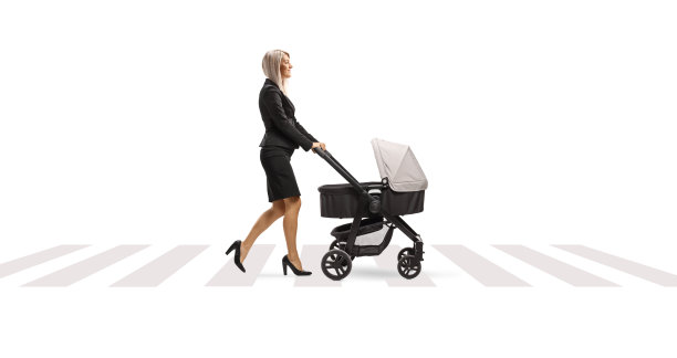 一名女商人母亲在人行横道上推着婴儿车的特写镜头图片下载