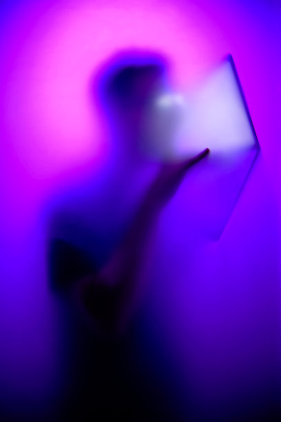 人工智能实体通过嘴状传感器从电脑屏幕上吸收信息。图片下载