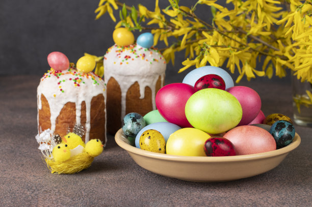 春天静物复活节蛋糕装饰彩色鸡蛋在棕色的背景图片下载