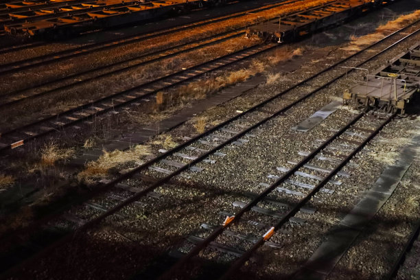 夜间的铁轨图片下载