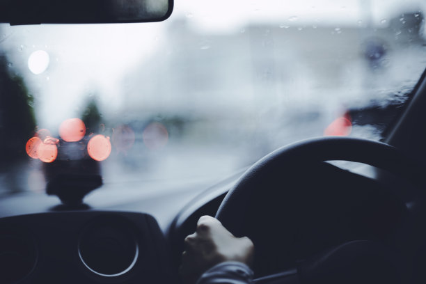 一个女人开车的手图片下载