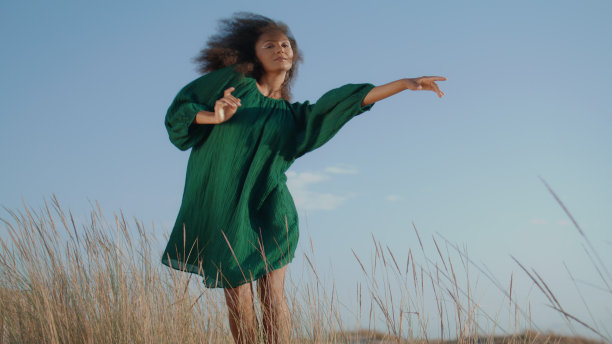 女孩舞者即兴沙漠做优雅的手动作在夏天的晚上图片下载