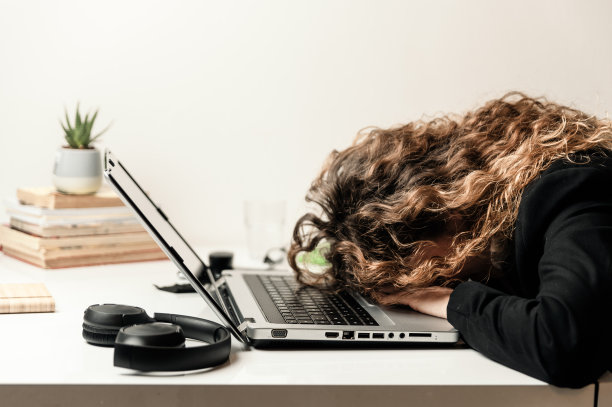 工作时睡觉的女人图片下载