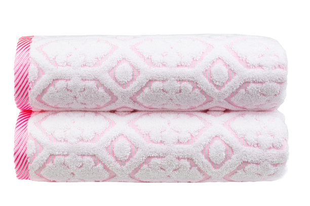 五颜六色的毛巾，卷起来堆在桌子上图片下载