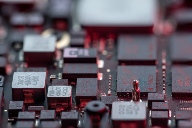 一个电脑电路板，微芯片和其他元素与柔和的蓝色霓虹灯的特写图片下载