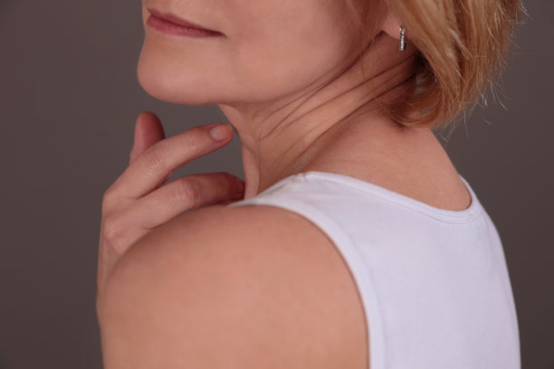 成熟皮肤的护肤。美丽的女人触摸她的皮肤，脖子靠近图片下载