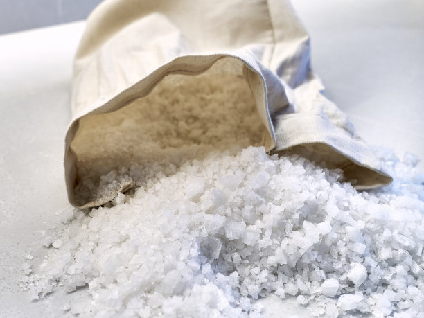 撒在桌上的一袋盐图片下载