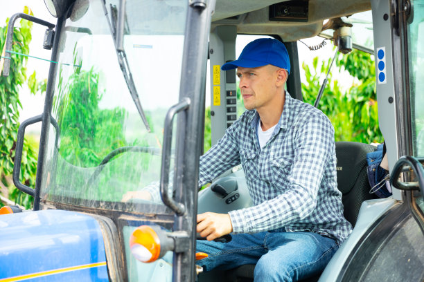 在拖拉机上工作的男工人的肖像图片下载