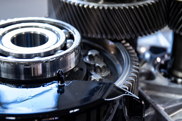 电动汽车变速器的详细照片。主齿轮和滚珠轴承突出，展示了清洁革命背后的技术。有选择性的重点图片下载