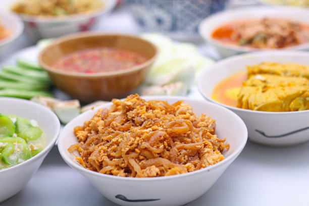 在碗里炒腌萝卜和鸡蛋，白色隔离的背景。泰国菜。前视图。图片下载