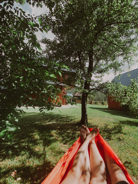 一对夫妇躺在吊床上，俯瞰村庄的一所房子图片下载