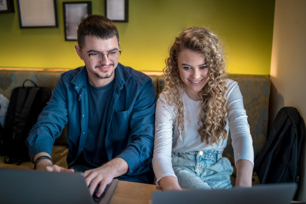 Business people working together at a café using their laptops图片下载
