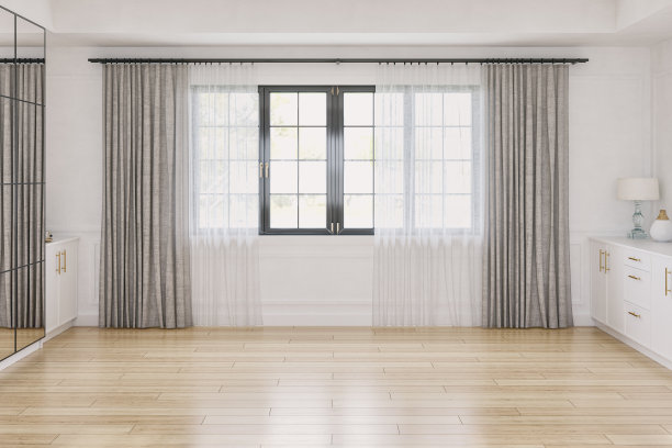 舒适复古别致优雅的白色无家具室内，两侧有白色和金色的橱柜，带窗帘的复古大窗户图片下载