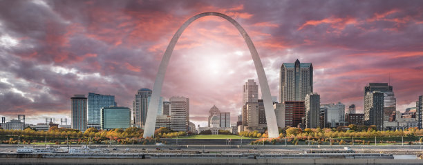 密苏里州圣路易斯市中心的天际线全景视图和密西西比河上的拱门图片下载