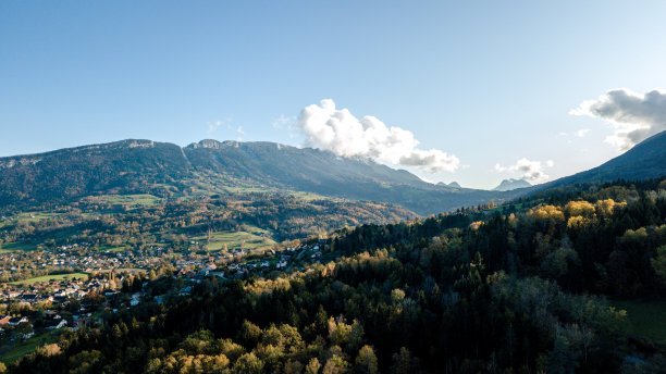 无人机拍摄的安纳西湖及其雪山的空中照片，秋天，在上萨瓦省图片下载