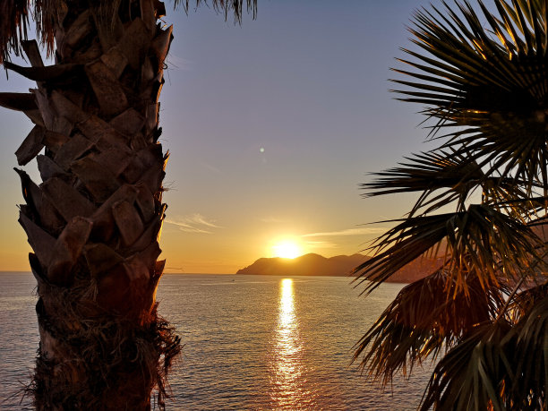 意大利地中海的村庄和海边的旅游照片图片下载