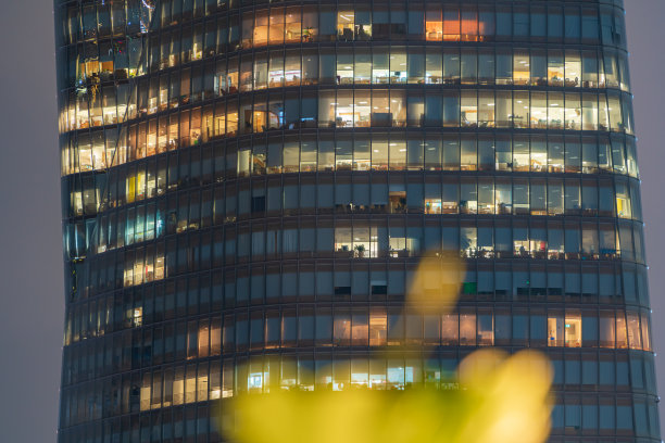 现代办公楼的夜间库存照片图片下载