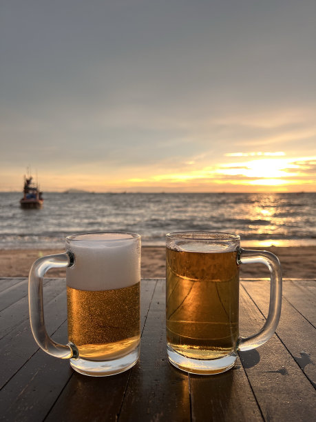 啤酒和日落图片下载