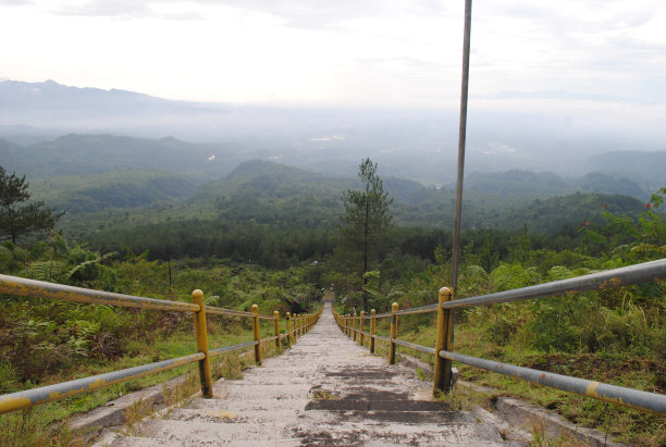 登上嘎龙宫山顶，阳光明媚图片下载