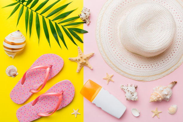 暑假概念平铺。海滩配件和毛巾顶部视图。文本空格。旅游的概念图片下载