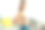 减肥后快乐的女士在家里竖起大拇指图片下载