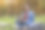 中东女学生坐在户外的长椅上，膝上放着笔记本电脑图片下载