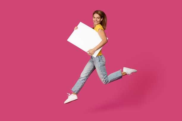 快乐成熟的白人女子金发在休闲与横幅与空白跳跃和冻结在空气图片下载