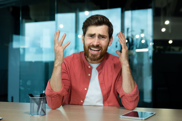 愤怒尖叫的商人在办公室里视频通话，红衫老板在与同事和下属的在线会议上大喊大叫，对同事和合作伙伴的工作不满图片下载