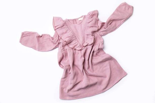 粉色细棉布连衣裙女婴孤立在白色背景。温柔柔软的棉衣、衣服。儿童天然面料材质。带有褶边的时尚连衣裙。衣服模型图片下载