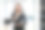 自信的亚洲女商人拿着咖啡杯和平板电脑，站在她的办公室里。图片下载