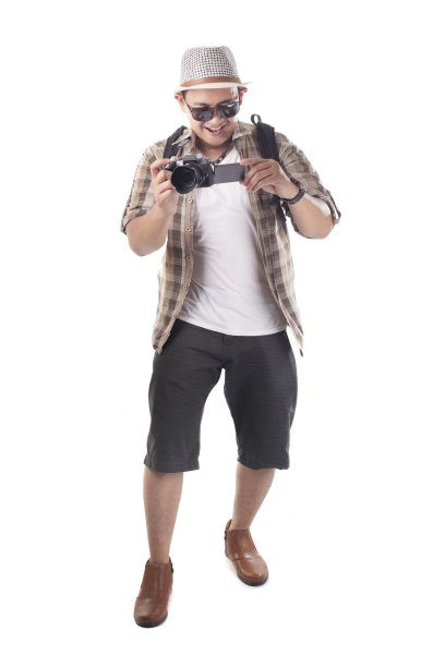 白色孤岛上的旅行者。男性背包客摄影师游客图片下载