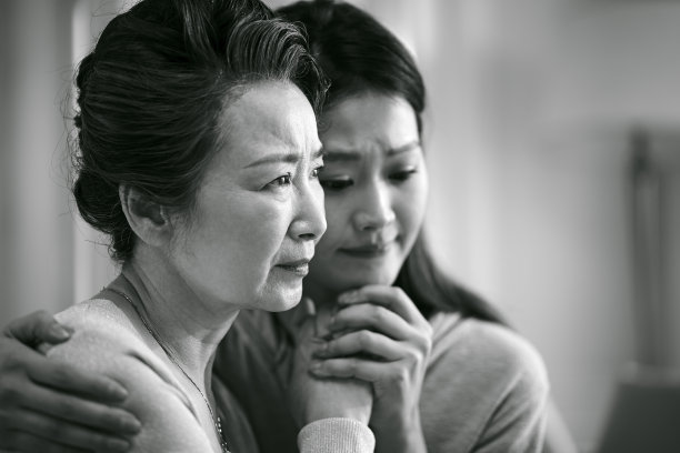 悲痛的亚洲资深母亲和成年女儿图片下载