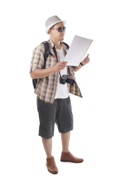 白色孤岛上的旅行者。男性背包客正在看地图图片下载