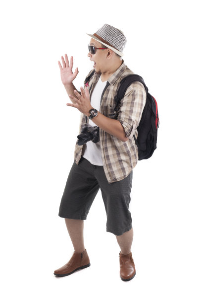 白色孤岛上的旅行者。男性背包客震惊惊讶的手势图片下载