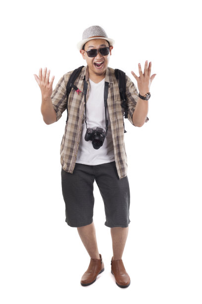 白色孤岛上的旅行者。男背包客快乐的胜利手势图片下载